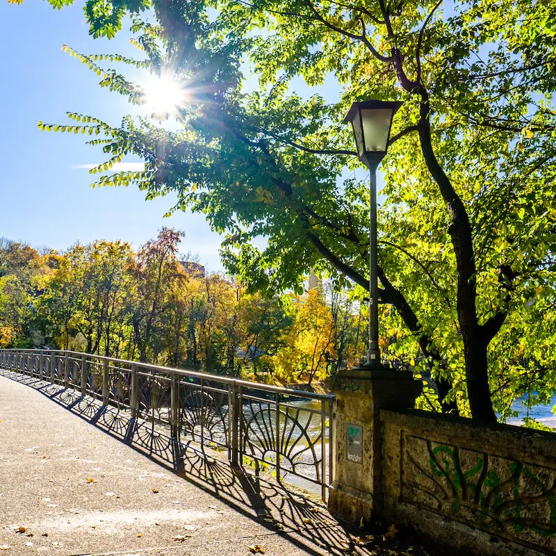 Nanny oder ausgebildete Erzieherin für Vollzeitposition in München gesucht.