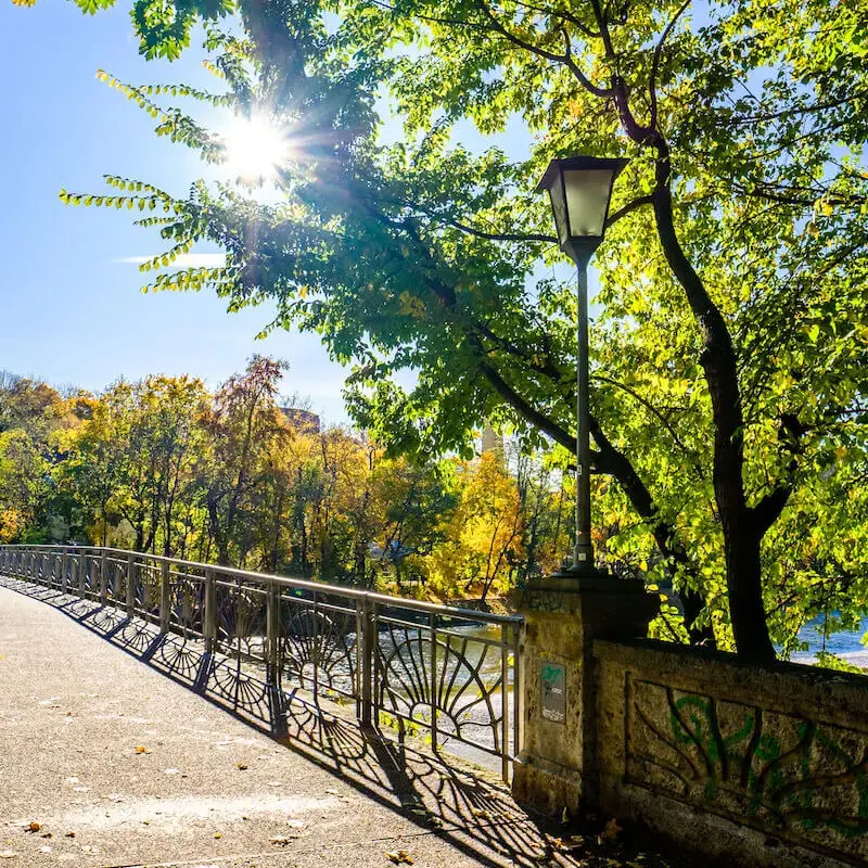 Nanny oder ausgebildete Erzieherin für Vollzeitposition in München gesucht.