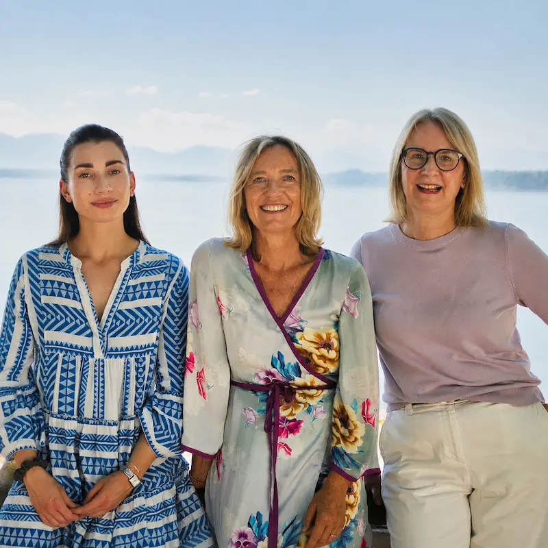 nanny4yourkid-agentur-n4yk-teambild-familienglück-vermittlung-erzieher-in-den-privathaushalt-deutsc von links nach rechts: Katharina Terske, Birgit de Fries, Christiane Mahler-Scharf